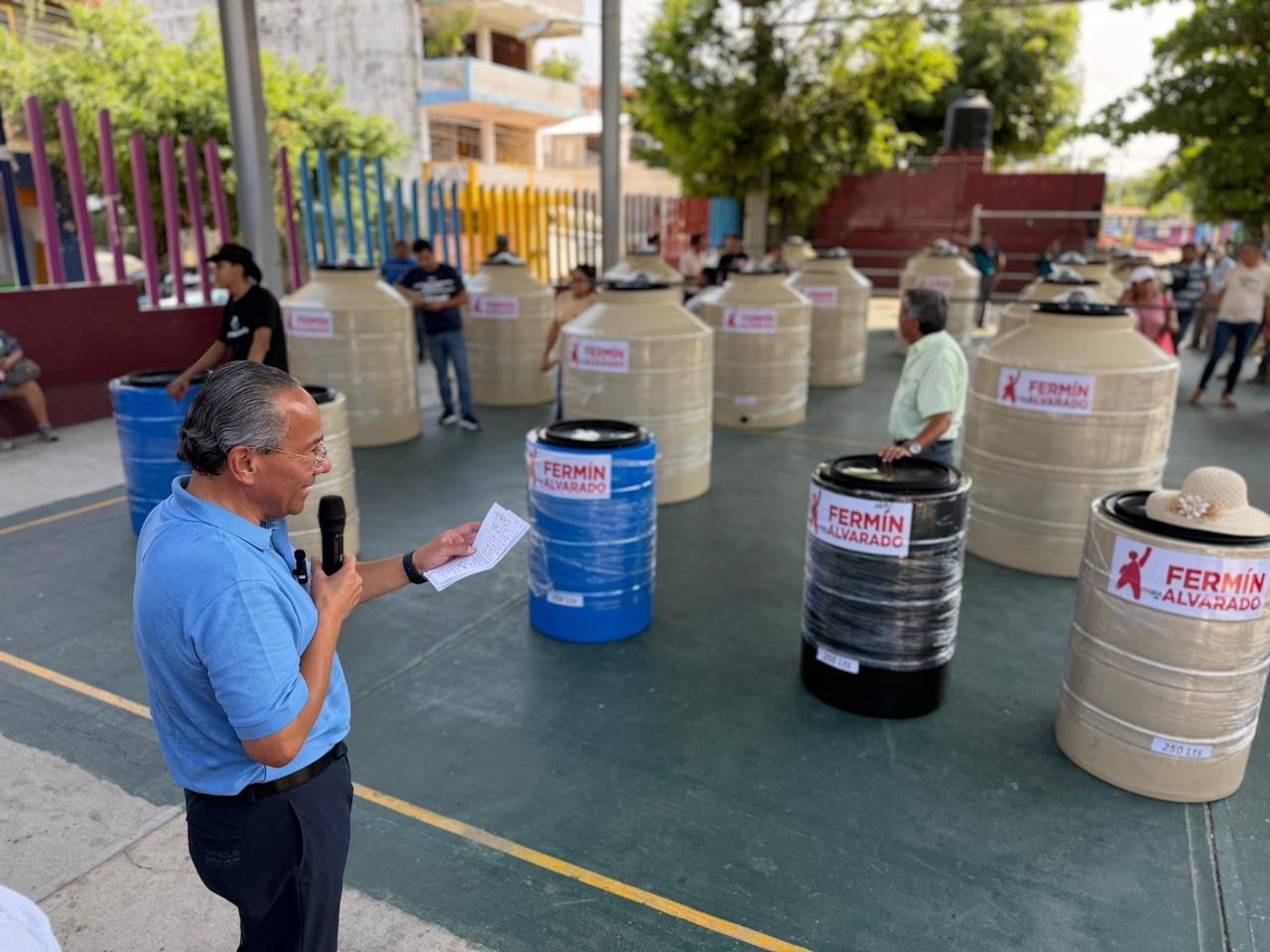 FERMÍN ALVARADO MANTIENE CERCANÍA CON LA GENTE Y LLEVA APOYOS A LA COLONIA PROGRESO